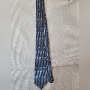 Arrow Black and Gray 100% Imported Silk Contemporary Tie EUC